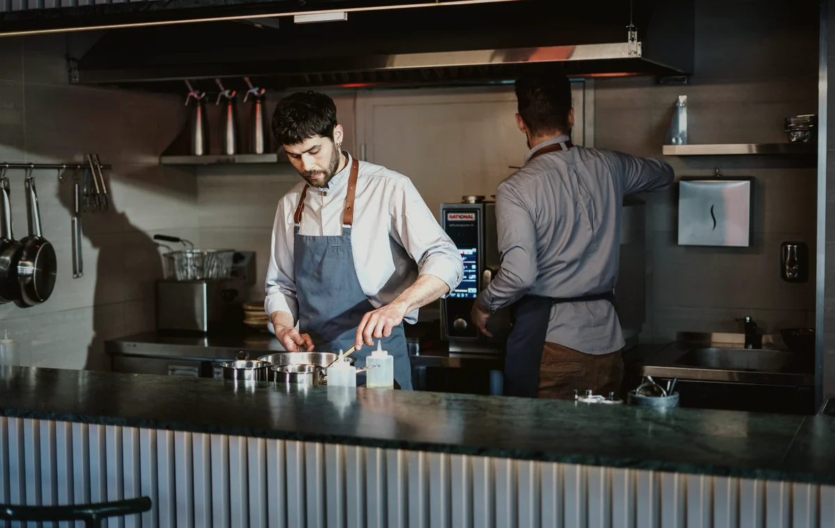 HBS Servicekraft bereitet den Ablauf in einer professionellen Küche vor