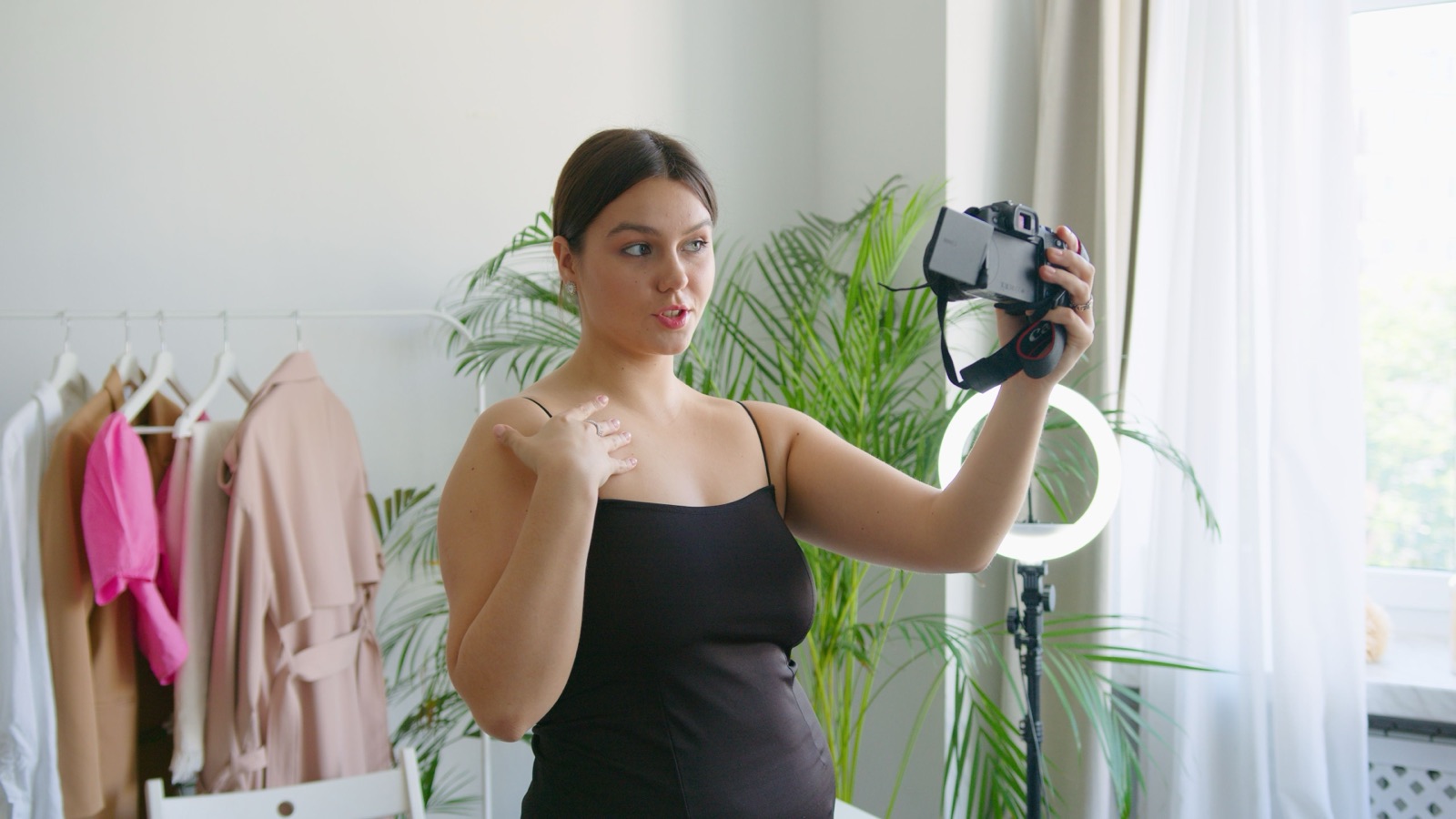 Creatorin produziert Social-Media-Inhalte vor einem Ringlicht